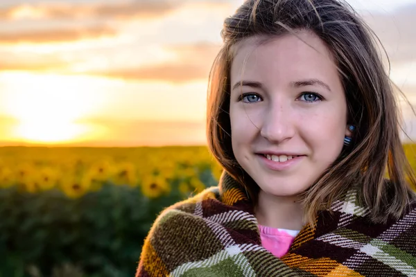 Ragazza adolescente avvolta in coperta nel campo di girasole — Foto Stock