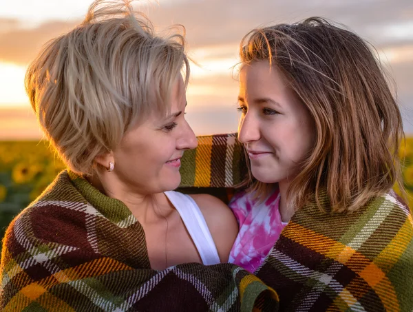 Mother and Daughter Wrapped in Blanket at Sunset —  Fotos de Stock