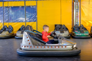 Genç çocuk bir tampon araba oyun