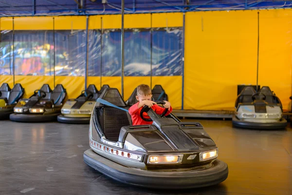 Junge spielt im Autoscooter — Stockfoto