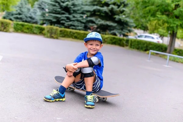 Bello felice giovane ragazzo sul suo skateboard — Foto Stock