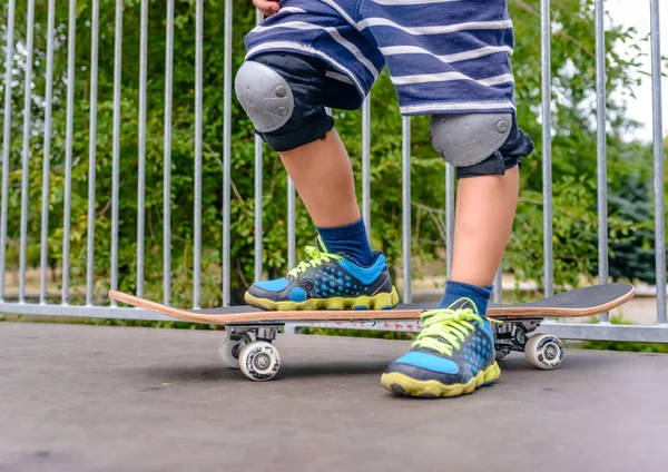 Niño parado en la parte superior de una rampa — Foto de Stock