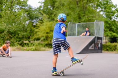 Küçük çocuk kaykayıyla oynarken