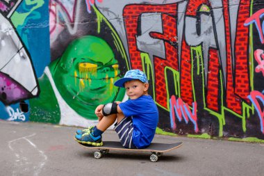 Skate park adlı bir dinlenme alarak genç çocuk
