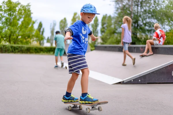 Malý chlapec, cvičení na jeho skateboard — Stock fotografie