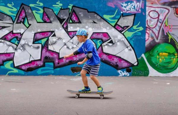 Petit garçon confiant posant sur son skateboard — Photo