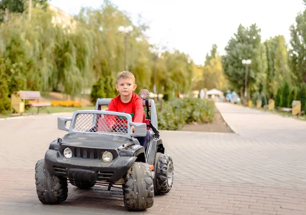 Schattige kleine jongen rijden een vrachtwagen speelgoed — Stockfoto