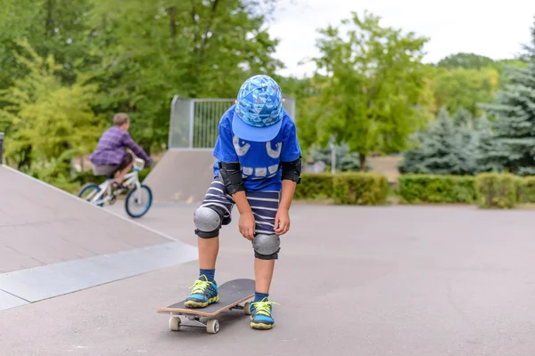 Mały chłopiec w skate parku w lecie — Zdjęcie stockowe