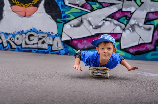 Carino giovane ragazzo che gioca sul suo skateboard — Foto Stock