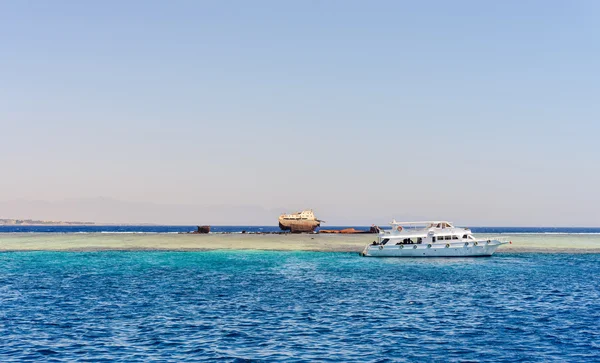 Barco de placer o barco de excursión fuera de un arrecife — Foto de Stock