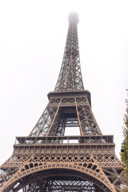 Eyfel Kulesi Paris düşük açılı görünüş