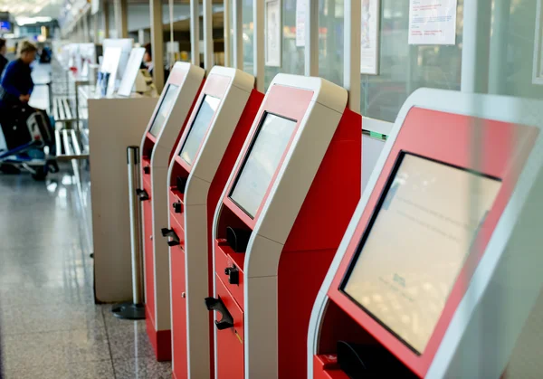 Terminaux d'information à l'aéroport — Photo