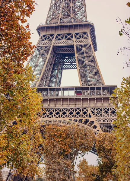 Vista de baixo ângulo da Torre Eiffel Paris — Fotografia de Stock