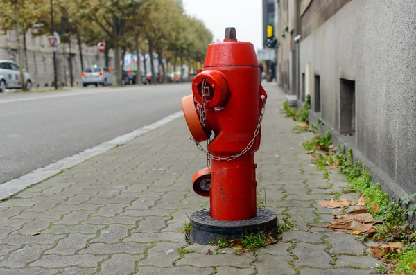 Hidratante de fogo em uma calçada em uma cidade — Fotografia de Stock