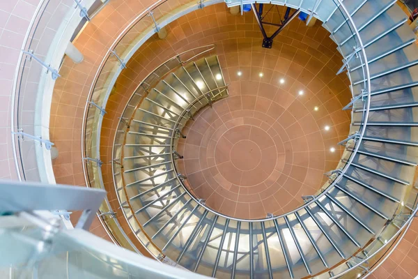 Fondo arquitectónico de una escalera de caracol — Foto de Stock