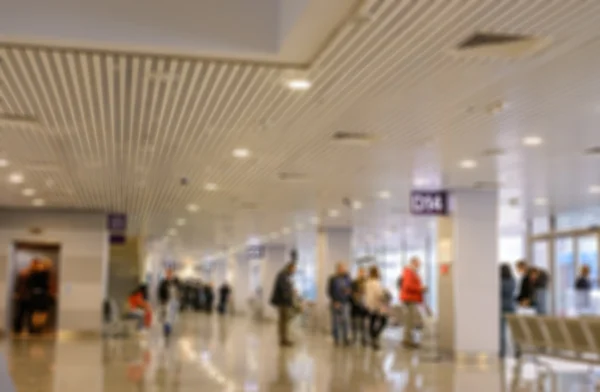 Passagers en attente dans une salle des départs — Photo