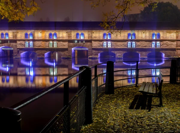 Nacht stad Straatsburg, de promenade eenzaam bankje in de herfst van de stadslichten — Stockfoto