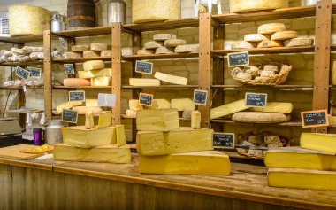 Fransa, Strasburg 28 Ekim 2015: çeşitli el yapımı peynir satan Dükkanı