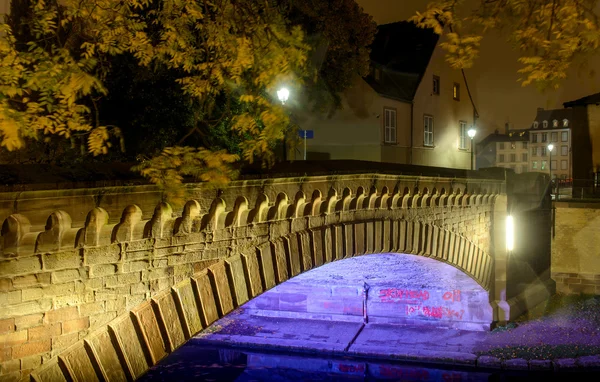 Stedelijke brug over de rivier herfst seizoen — Stockfoto