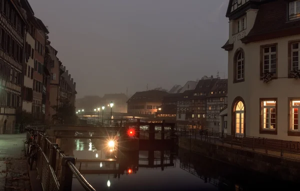 Nacht stad, huizen gelegen aan de oevers van de rivier-herfst — Stockfoto