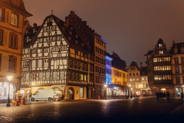 Fransa, Strsburg-30 Ekim 2015:City aydınlatmalı eski bina