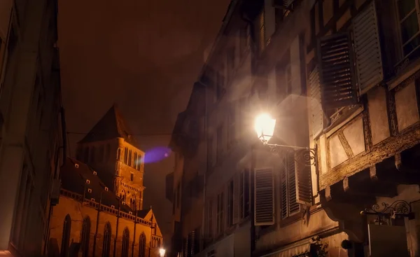 Lanterna da cidade solitária na cidade histórica — Fotografia de Stock