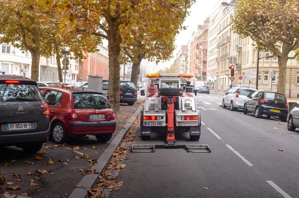 Francia, Estrasburgo - 02 de noviembre de 2015: City street parking cars along the road — Foto de Stock