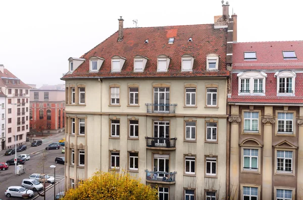 Francia, Strasburg 01 noviembre 2015: Vista sobre la carretera desde la casa de apartamentos — Foto de Stock