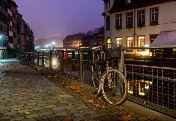 Frankrijk, Strsburg-30 oktober 2015:Waterfront Night city in de mist — Stockfoto