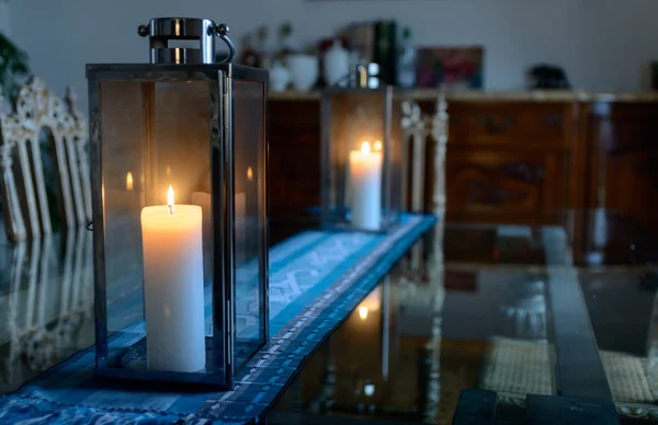 Güzel bir iç cam tabloda mum ayakta yanma ile yakın çekim lamba — Stok fotoğraf