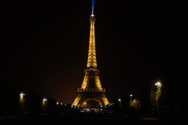 Waterfront gece şehir sis