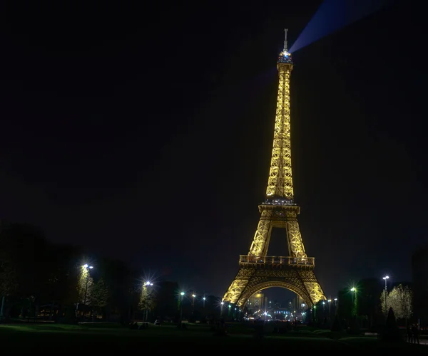 Bord de l'eau Ville nocturne dans le brouillard — Photo