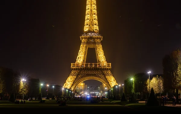 Bord de l'eau Ville nocturne dans le brouillard — Photo