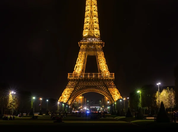 Bord de l'eau Ville nocturne dans le brouillard — Photo