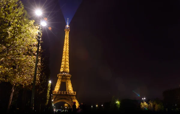 Bord de l'eau Ville nocturne dans le brouillard — Photo