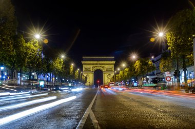 Arc de Triomphe Paris şehir gece görünümünde yoldan