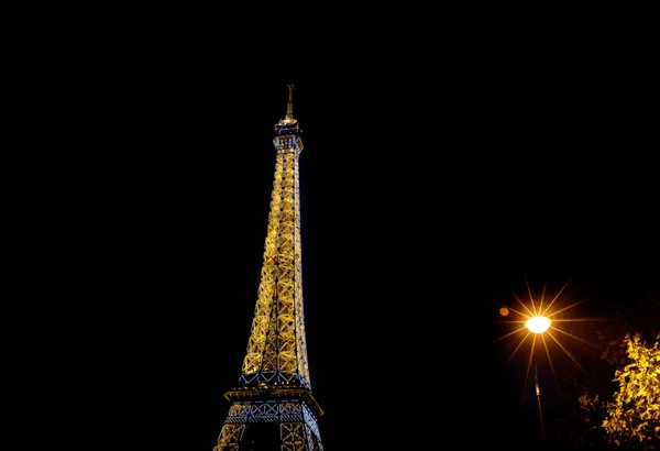 Bord de l'eau Ville nocturne dans le brouillard — Photo