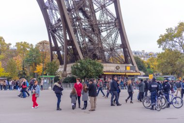 Eyfel Kulesi, Paris, Fransa seyahat kavram sonbahar ağaçları ile kaplı bir yaya patika boyunca yaklaşan turistlerin