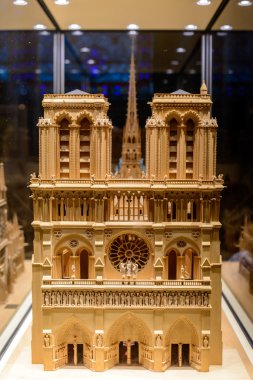 Notre Dame de Paris ahşap model cam kubbe Önden Görünüm altında
