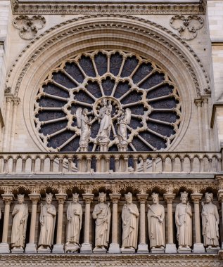 Katedral Notre-Dame de Paris - inşa Fransız Gotik mimari ve bu dünyanın en iyi bilinen kilise binaları arasında yer alıyor