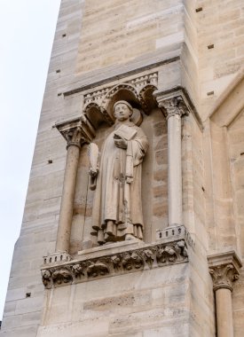 Katedral Notre-Dame de Paris - inşa Fransız Gotik mimari ve bu dünyanın en iyi bilinen kilise binaları arasında yer alıyor