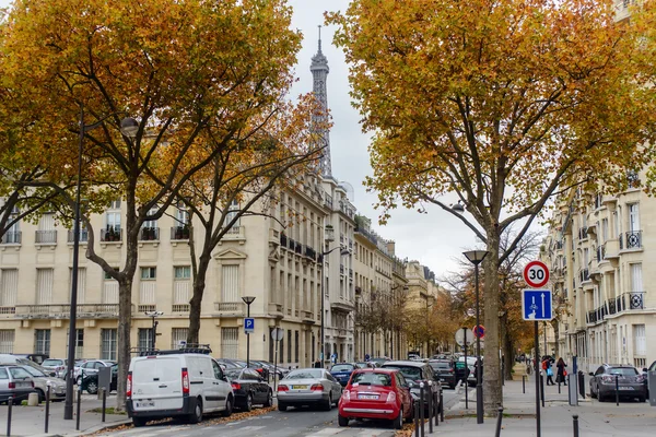 Hösten i Paris, hus bland gula träd i bakgrunden Eiffeltornet — Stockfoto