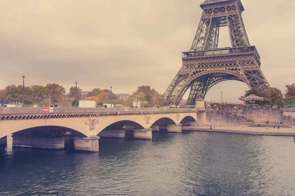 Torre Eiffel em Paris com Seine outono, França — Fotografia de Stock