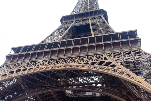 Niski kąt widzenia Paryża Wieża Eiffla — Zdjęcie stockowe
