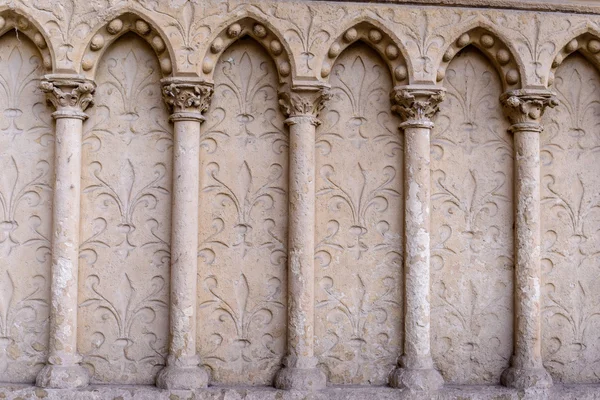 Barilefy y elementos arquitectónicos arcos, Catedral de Notre-Dame de Paris - Construido en la arquitectura gótica francesa — Foto de Stock