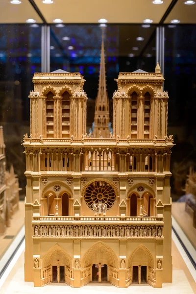 Notre Dame de Paris ahşap model cam kubbe Önden Görünüm altında