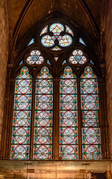 Vista interior de la Catedral de Notre-Dame, una histórica catedral católica considerada uno de los mejores ejemplos de la arquitectura gótica francesa en París, Francia — Foto de Stock