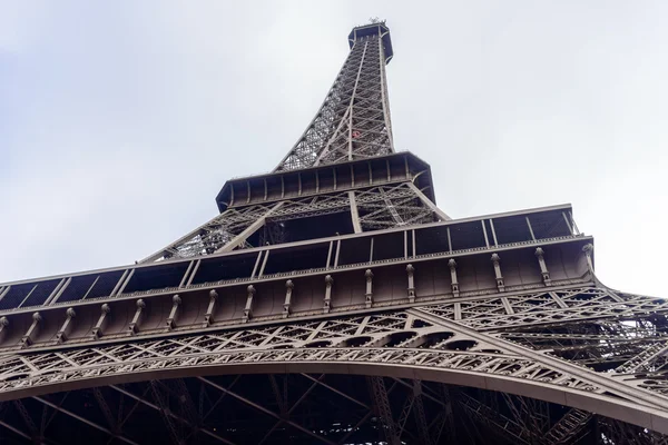 Vista en ángulo bajo de la Torre Eiffel París — Foto de Stock