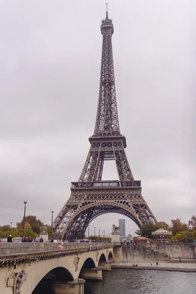 Vista en ángulo bajo de la Torre Eiffel París — Foto de Stock