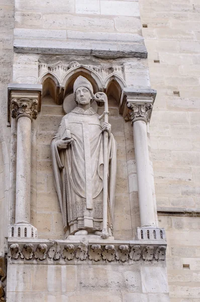 Catedral de Notre-Dame de Paris - Construida en arquitectura gótica francesa, y es uno de los edificios de iglesias más conocidos del mundo — Foto de Stock